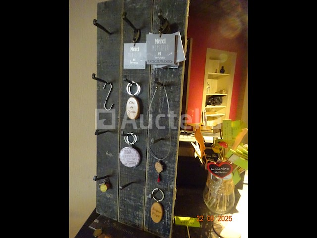 Voorraad inclusief 1 plank en zijn inhoud, 1 display met ansichtkaarten, kerstartikelen, diverse mokken, decoratieve artikelen, bloempotten, cadeauverpakkingen, diverse smeedijzeren displays - afbeelding 16 van  18