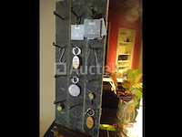 Voorraad inclusief 1 plank en zijn inhoud, 1 display met ansichtkaarten, kerstartikelen, diverse mokken, decoratieve artikelen, bloempotten, cadeauverpakkingen, diverse smeedijzeren displays - afbeelding 16 van  18