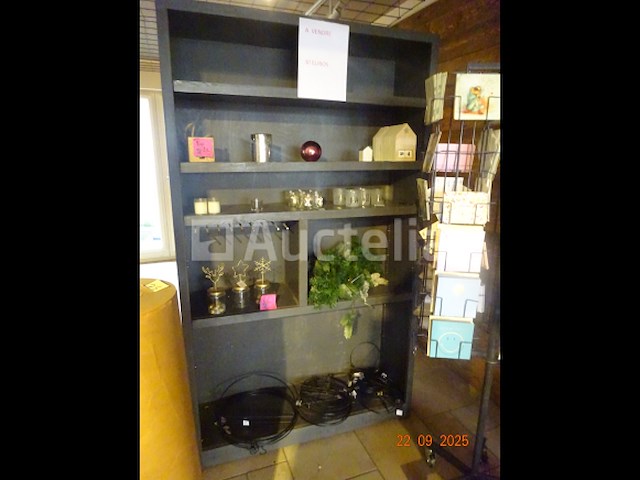 Voorraad inclusief 1 plank en zijn inhoud, 1 display met ansichtkaarten, kerstartikelen, diverse mokken, decoratieve artikelen, bloempotten, cadeauverpakkingen, diverse smeedijzeren displays - afbeelding 17 van  18