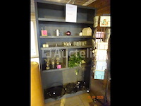Voorraad inclusief 1 plank en zijn inhoud, 1 display met ansichtkaarten, kerstartikelen, diverse mokken, decoratieve artikelen, bloempotten, cadeauverpakkingen, diverse smeedijzeren displays - afbeelding 17 van  18
