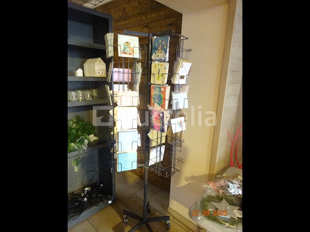 Voorraad inclusief 1 plank en zijn inhoud, 1 display met ansichtkaarten, kerstartikelen, diverse mokken, decoratieve artikelen, bloempotten, cadeauverpakkingen, diverse smeedijzeren displays - afbeelding 18 van  18