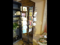 Voorraad inclusief 1 plank en zijn inhoud, 1 display met ansichtkaarten, kerstartikelen, diverse mokken, decoratieve artikelen, bloempotten, cadeauverpakkingen, diverse smeedijzeren displays - afbeelding 18 van  18