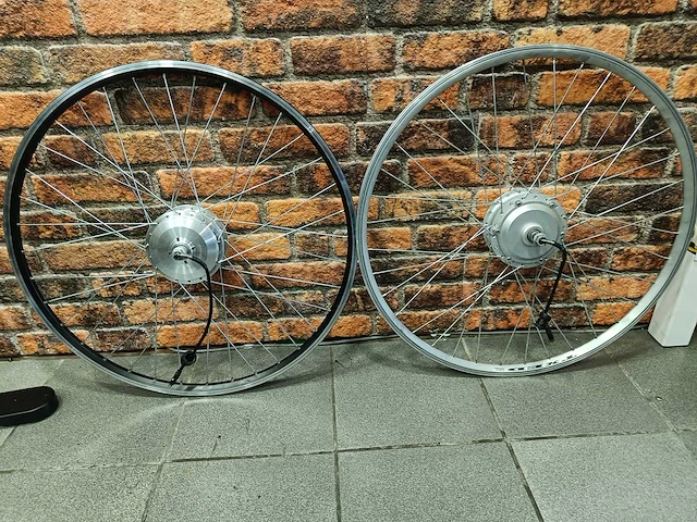 Voorwiel met motor e-bike - afbeelding 1 van  6