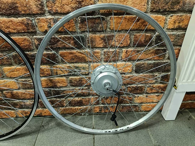 Voorwiel met motor e-bike - afbeelding 2 van  6