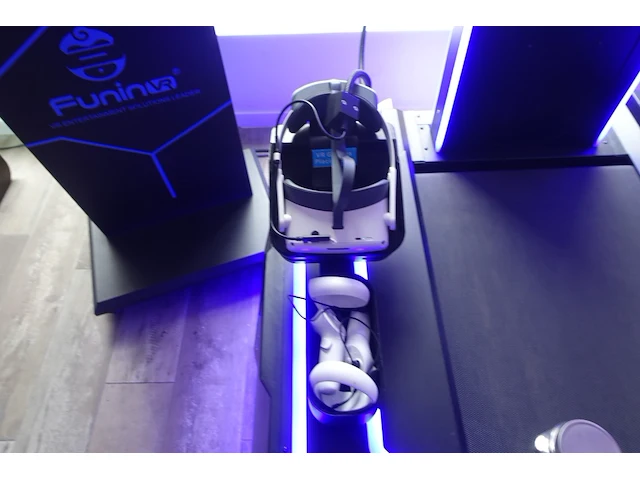 Vr installatie funinvr treadmill - afbeelding 2 van  3
