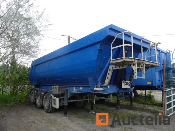 Vrachtwagen, aanhanger vrachtwagen plateau, oplegger en landbouw apparatuur