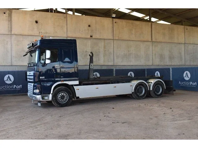 Vrachtwagen containersysteem met kraanarm daf - afbeelding 1 van  1