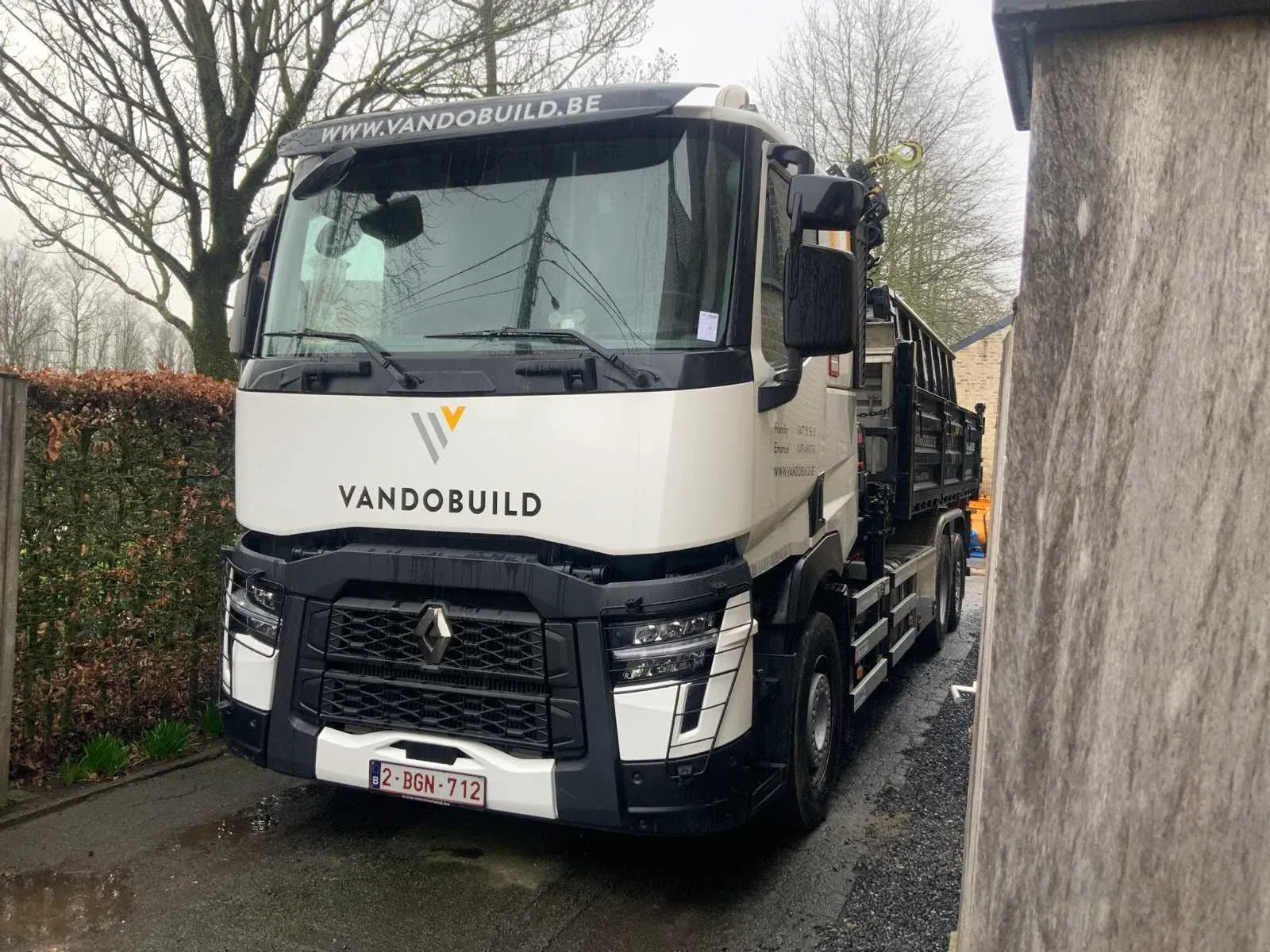 Vrachtwagen, graafmachines en aannemersmaterialen wegens vereffening