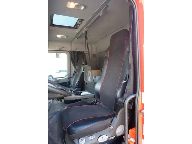 Vrachtwagen mercedes actros met autolaadkraan en containersysteem - afbeelding 4 van  18