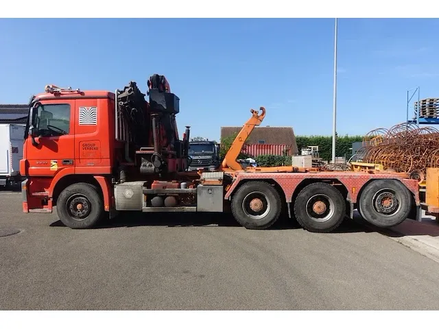 Vrachtwagen mercedes actros met autolaadkraan en containersysteem - afbeelding 10 van  18