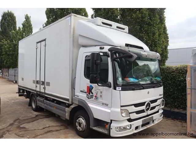 Vrachtwagen mercedes atego 818, datum 1ste isnchrijving 14/9/2001, chassisnummer wdb9702231l588150, km-stand 197913, euro 5, ttm 8600kg, vv koelinstallatie, schade rondom - afbeelding 1 van  6