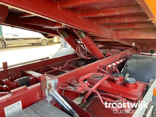 Vrachtwagen met autolaadkraan en kiepbak - afbeelding 3 van  26