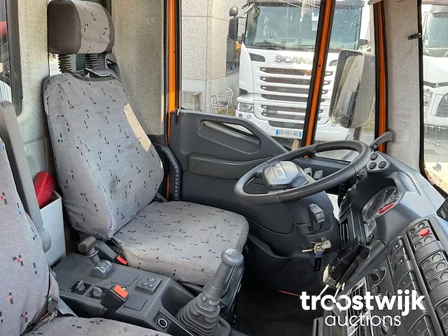 Vrachtwagen met autolaadkraan en kiepbak - afbeelding 5 van  26