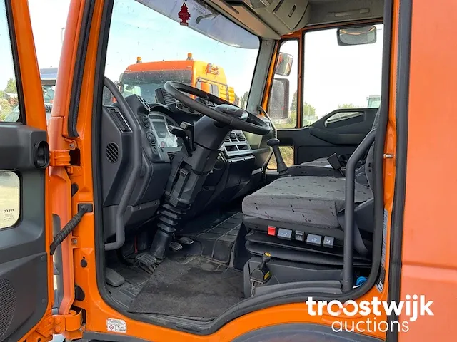 Vrachtwagen met autolaadkraan en kiepbak - afbeelding 13 van  26