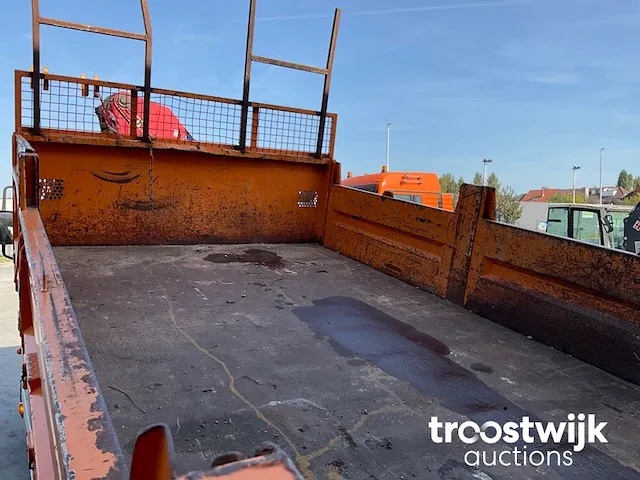 Vrachtwagen met autolaadkraan en kiepbak - afbeelding 22 van  26