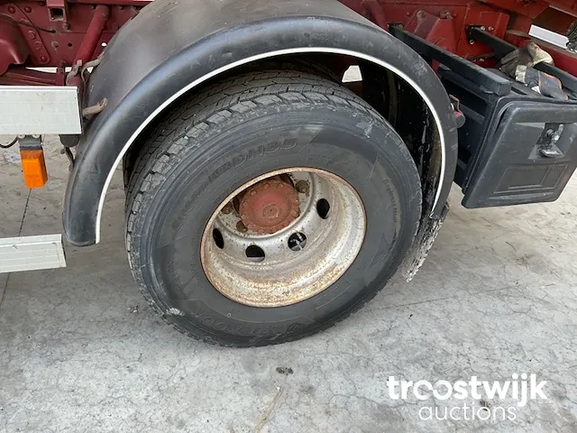 Vrachtwagen met autolaadkraan en kiepbak - afbeelding 23 van  26