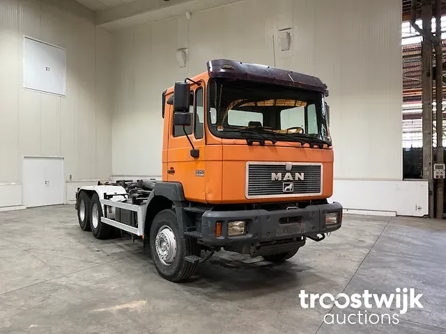 Vrachtwagen met containersysteem - afbeelding 9 van  16