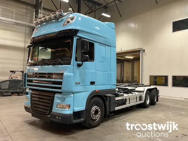 Vrachtwagen met containersysteem - afbeelding 1 van  24