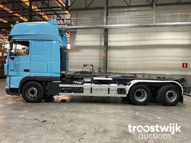Vrachtwagen met containersysteem - afbeelding 23 van  24