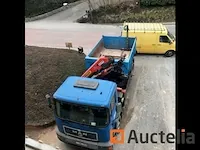 Vrachtwagen met het man container-systeem