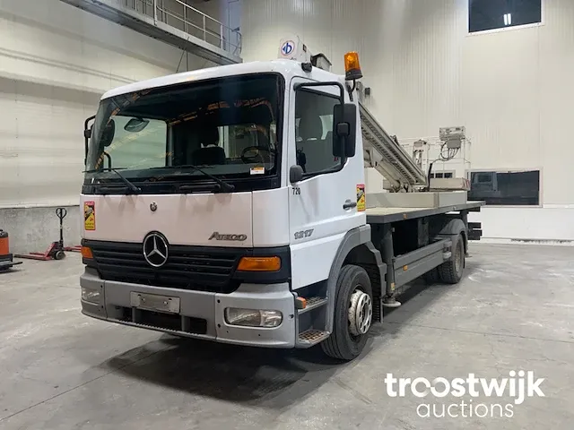 Vrachtwagen met hoogwerker - afbeelding 1 van  20