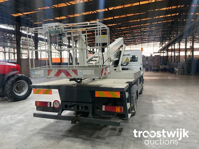 Vrachtwagen met hoogwerker - afbeelding 17 van  20