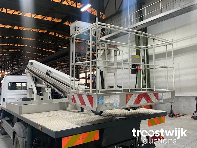 Vrachtwagen met hoogwerker - afbeelding 19 van  20