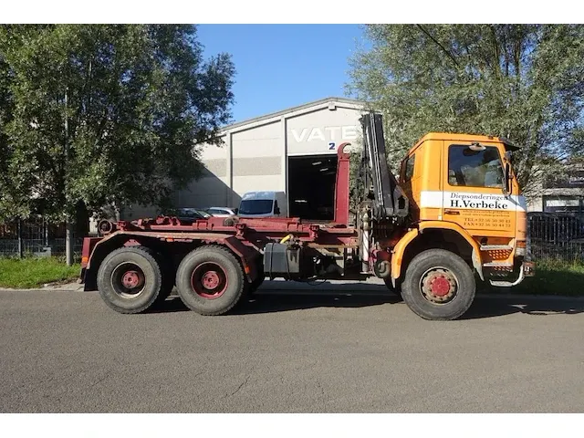 Vrachtwagen scania met autolaadkraan en containersysteem - afbeelding 1 van  14