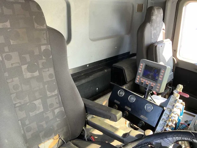 Vrachtwagen straatveger - afbeelding 2 van  28
