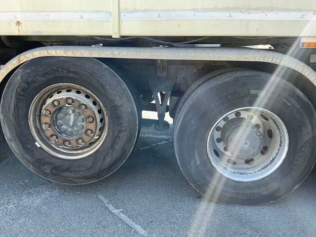 Vrachtwagen straatveger - afbeelding 17 van  28
