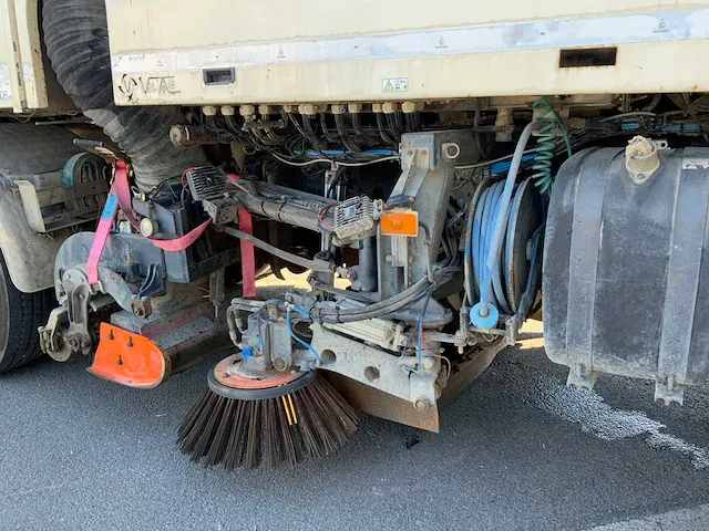 Vrachtwagen straatveger - afbeelding 19 van  28