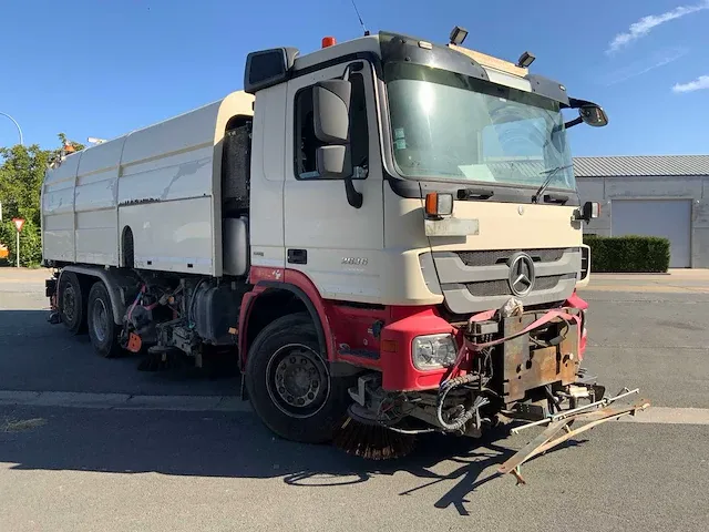 Vrachtwagen straatveger - afbeelding 22 van  28
