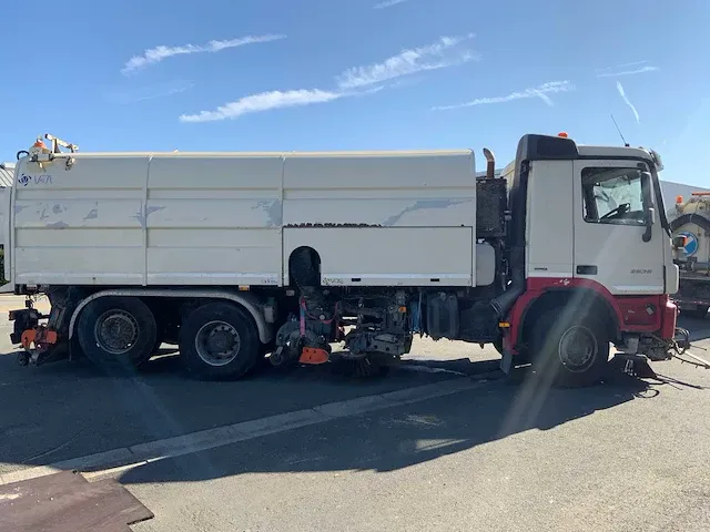 Vrachtwagen straatveger - afbeelding 23 van  28
