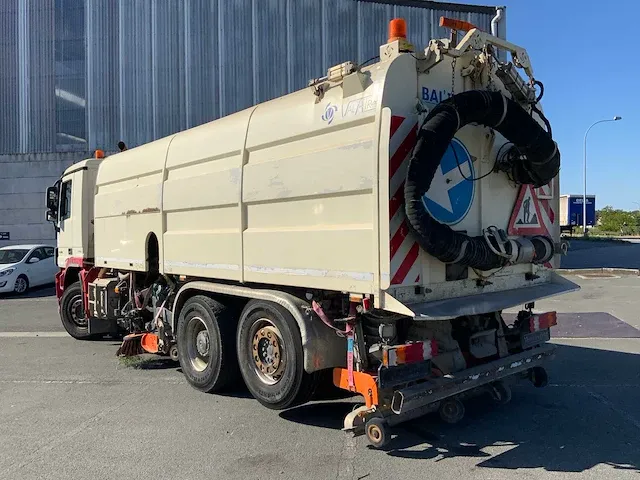 Vrachtwagen straatveger - afbeelding 26 van  28