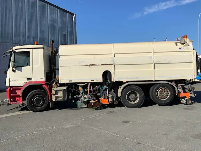 Vrachtwagen straatveger - afbeelding 27 van  28