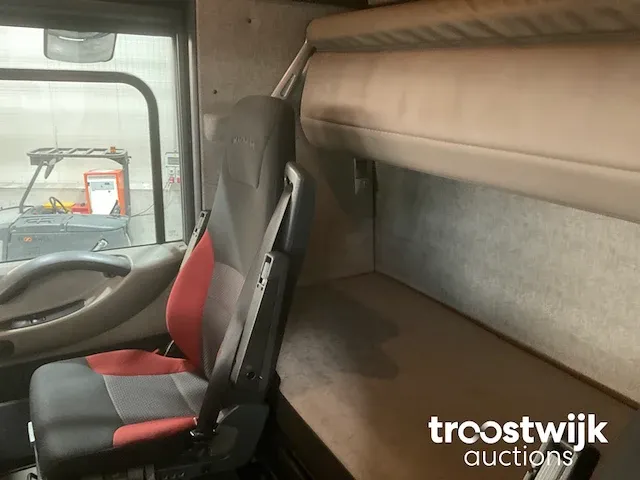 Vrachtwagen trekker - afbeelding 3 van  17