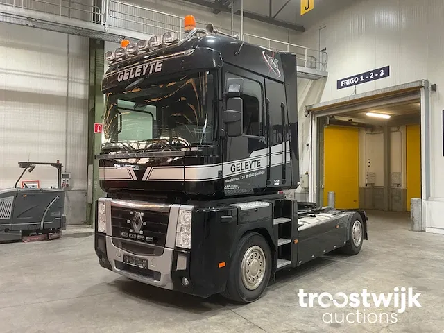 Vrachtwagen trekker - afbeelding 1 van  17