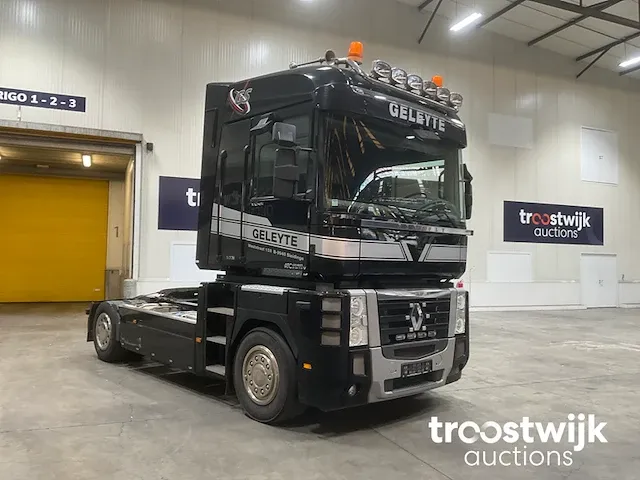 Vrachtwagen trekker - afbeelding 11 van  17