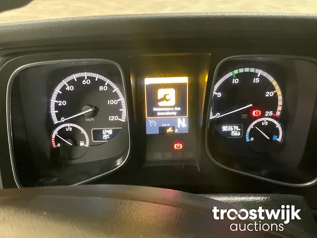 Vrachtwagen trekker - afbeelding 2 van  24
