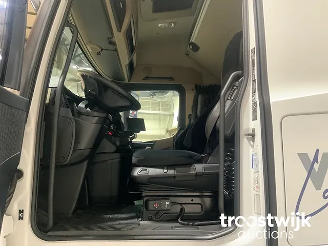 Vrachtwagen trekker - afbeelding 2 van  21