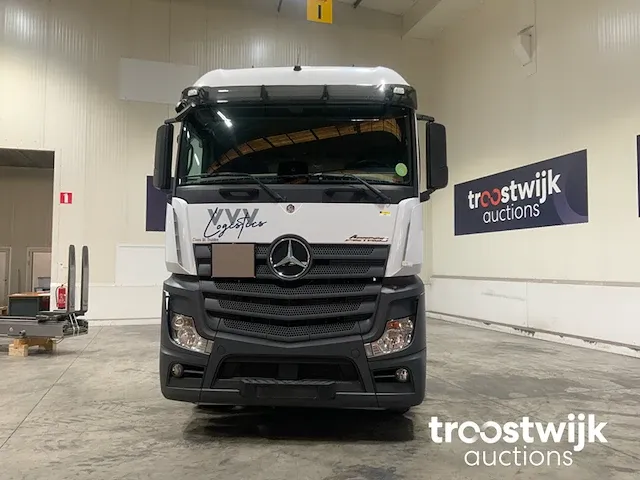 Vrachtwagen trekker - afbeelding 12 van  21