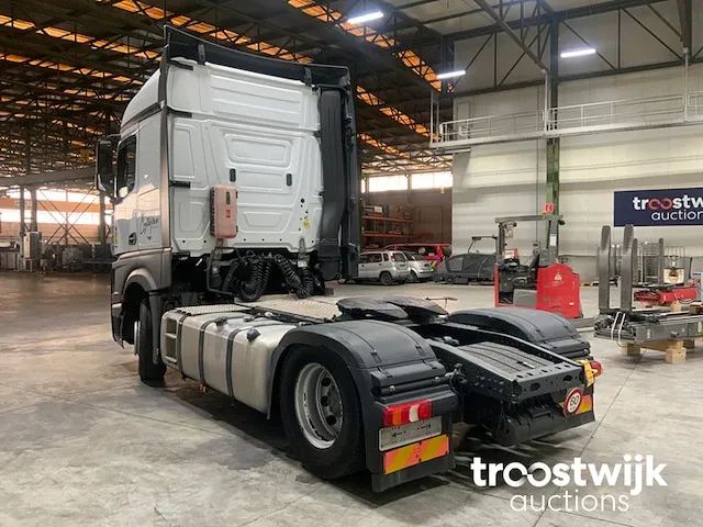 Vrachtwagen trekker - afbeelding 19 van  21
