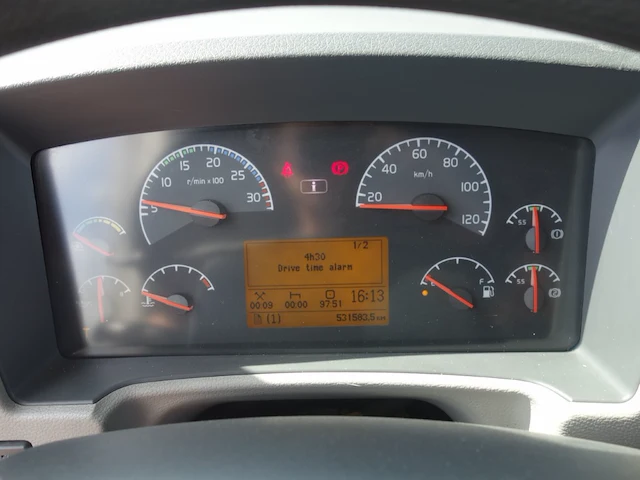 Vrachtwagen volvo - afbeelding 13 van  36