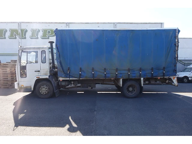 Vrachtwagen volvo - afbeelding 1 van  11