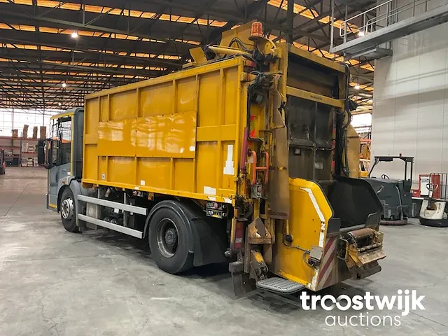 Vrachtwagen vuilnisophaling - afbeelding 16 van  18