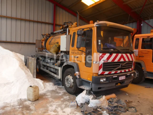 Vrachtwagens, auto's, kraan, zagen, gereedschap