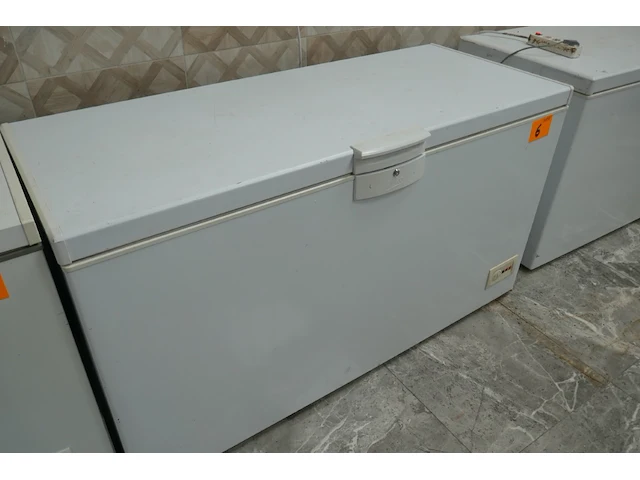 Vrieskist beko + voedingswaren - afbeelding 1 van  2