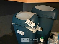 Vuilbakjes-waterkoker-rolhouder-snijplanken en divers - afbeelding 1 van  6