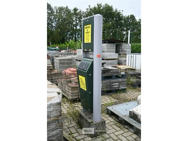 Vuilnisbak met hondenzakjes - afbeelding 1 van  7