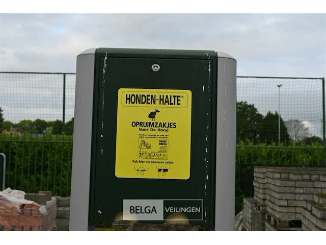 Vuilnisbak met hondenzakjes - afbeelding 2 van  7